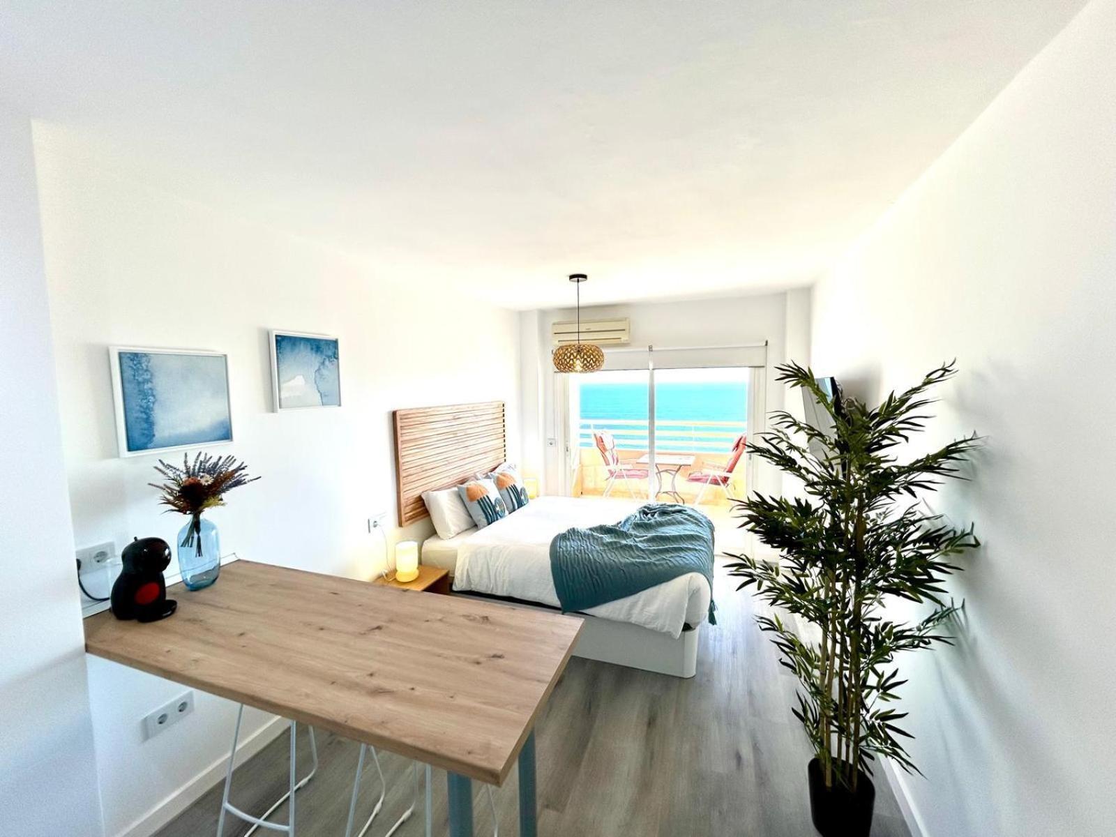 Апартаменты Stella Maris - Amazing Frontal Sea Views With Pool & Terrace By 10Tosea Фуэнхирола Экстерьер фото